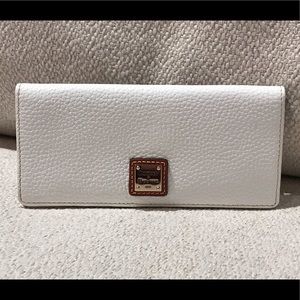 Dooney & Bourke Pebble Grain Slim Wallet — WhIte